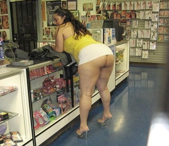 Mujer en sex shop
 #90099693