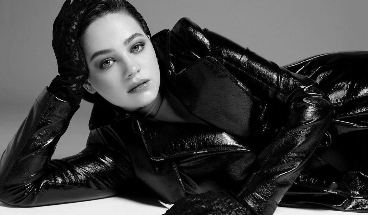 Mary Mouser desnuda #108228840