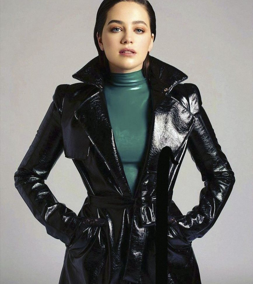 Mary Mouser desnuda #108228853