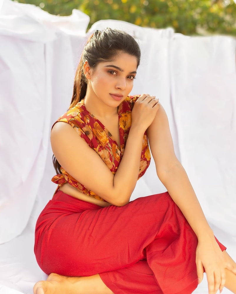 Divya Bharathi #80215944