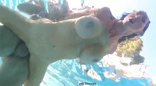 Sexo en el agua
 #89701588