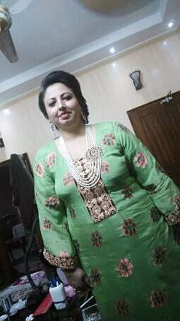 Pakistanische Tante
 #95570305