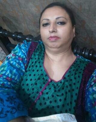 pakistani aunty #95570332