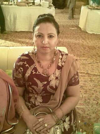 pakistani aunty #95570348