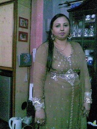 pakistani aunty #95570349