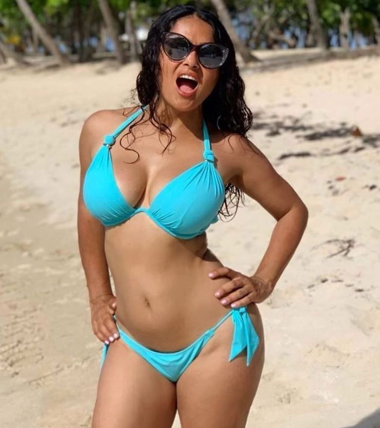 Salma Hayek nude #107800725