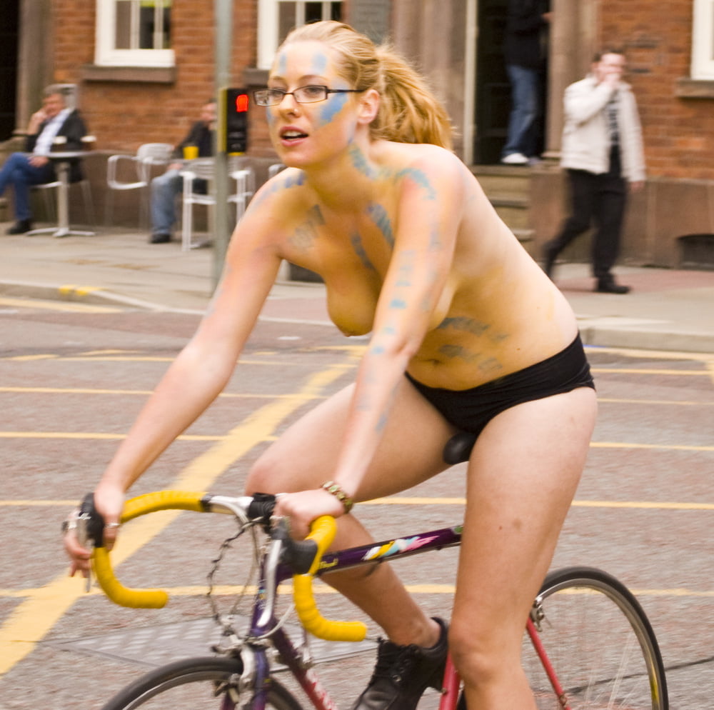 Chicas de la wnbr de manchester (world naked bike ride)
 #102886456