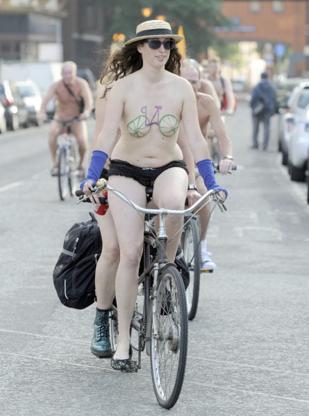 Chicas de la wnbr de manchester (world naked bike ride)
 #102886463