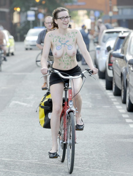Chicas de la wnbr de manchester (world naked bike ride)
 #102886467