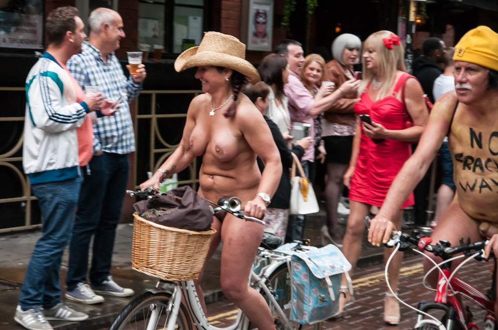 Chicas de la wnbr de manchester (world naked bike ride)
 #102886492