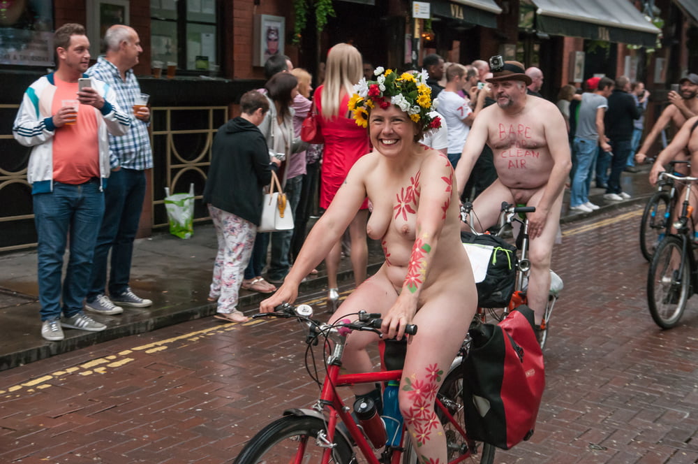 Chicas de la wnbr de manchester (world naked bike ride)
 #102886495