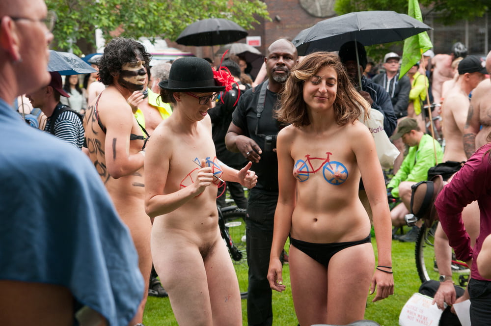 Chicas de la wnbr de manchester (world naked bike ride)
 #102886525