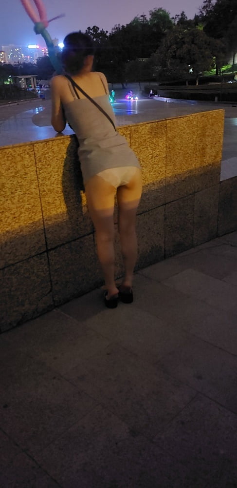 中国の女の子は、公共の場で点滅
 #82052390