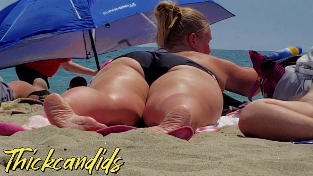 Big fat ass blanc bbw à la plage, le bronzage avec un cul énorme
 #90081374