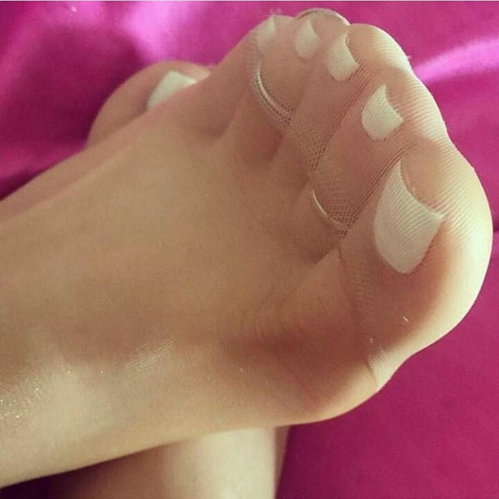 FEET IN NYLON (2) #89917795