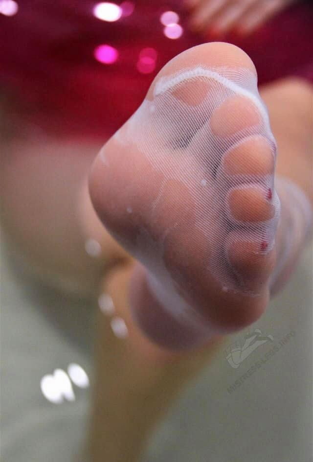 FEET IN NYLON (2) #89917815