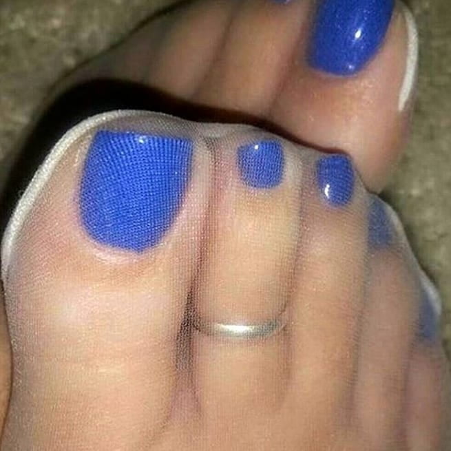 FEET IN NYLON (2) #89917982