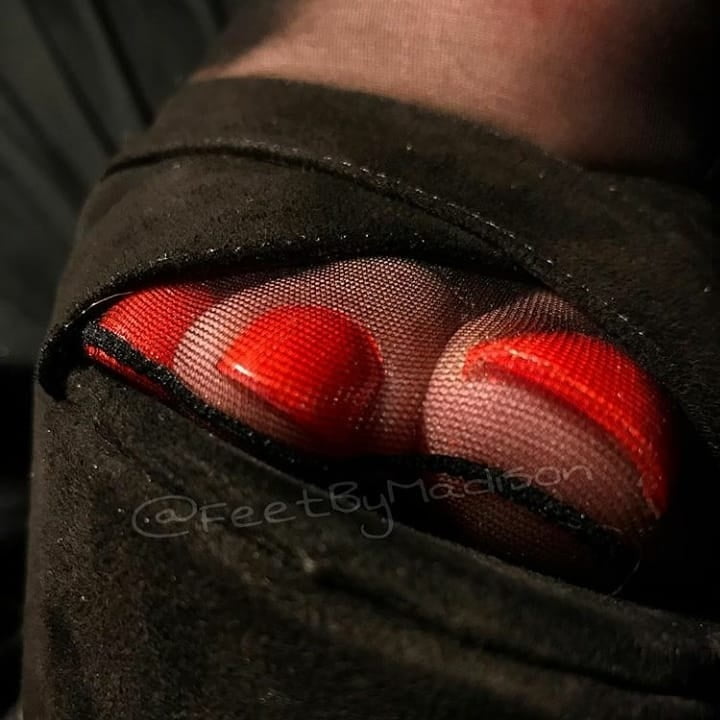 FEET IN NYLON (2) #89918003