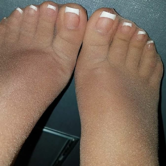 FEET IN NYLON (2) #89918004