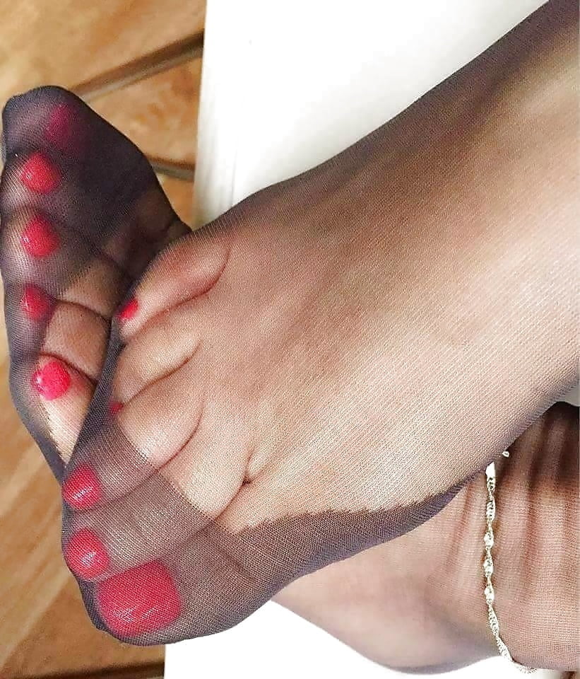 FEET IN NYLON (2) #89918020