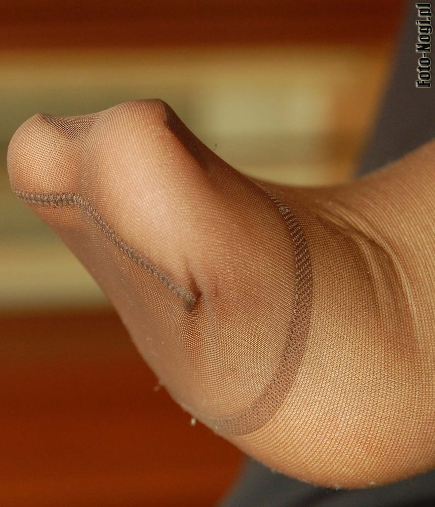 FEET IN NYLON (2) #89918023