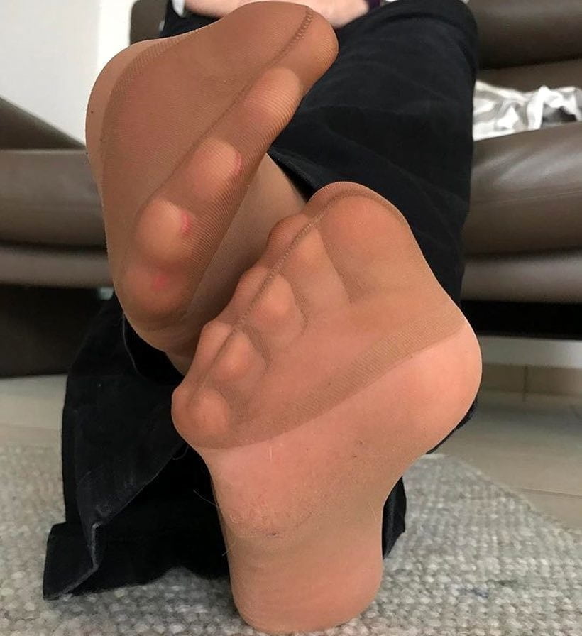 FEET IN NYLON (2) #89918027