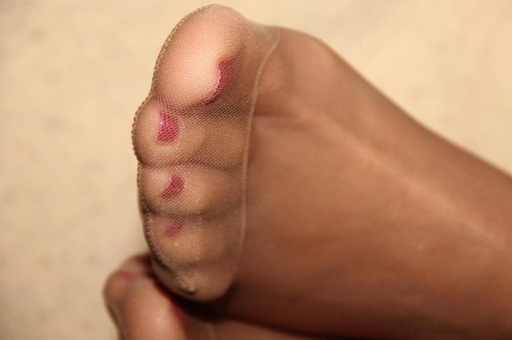 FEET IN NYLON (2) #89918028