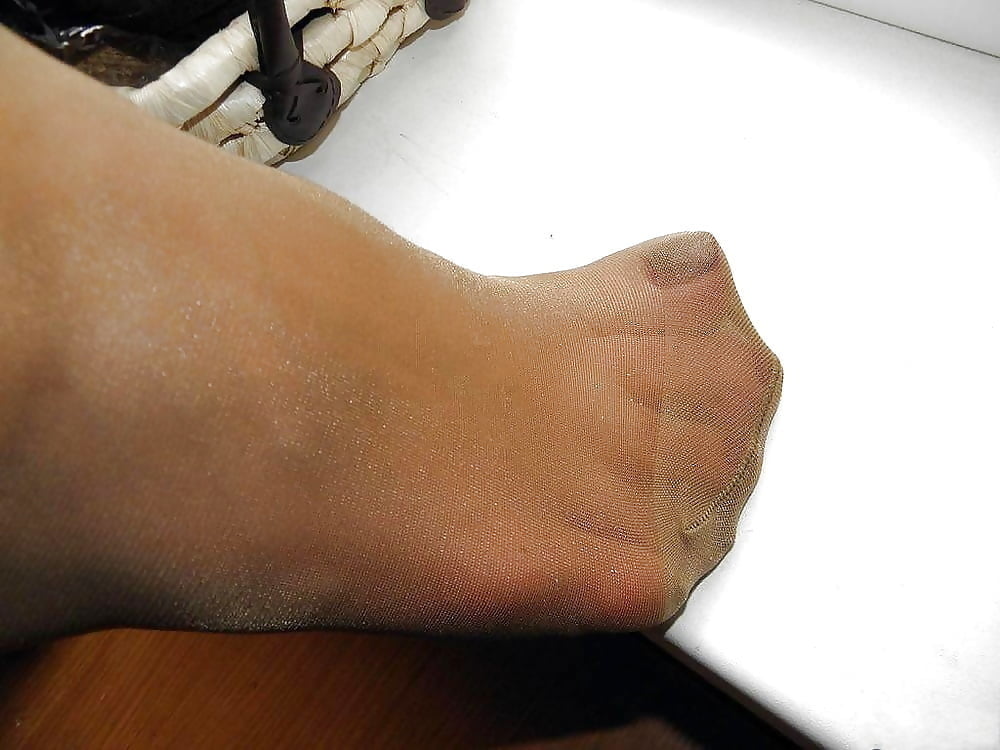 FEET IN NYLON (2) #89918030