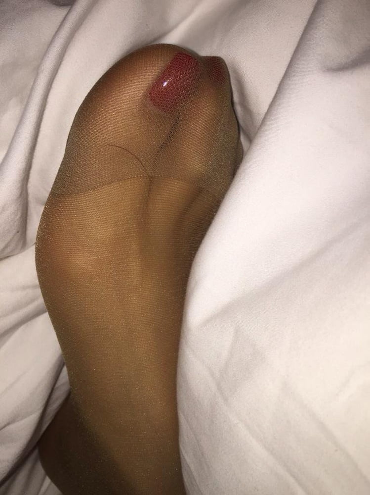 FEET IN NYLON (2) #89918034