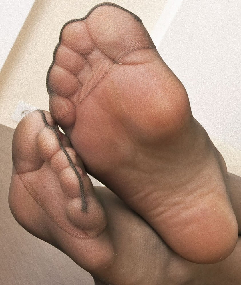 FEET IN NYLON (2) #89918035