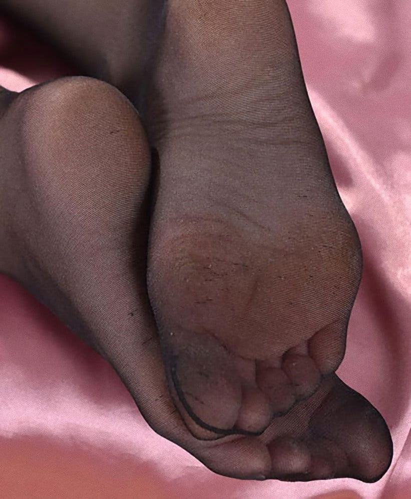 FEET IN NYLON (2) #89918043