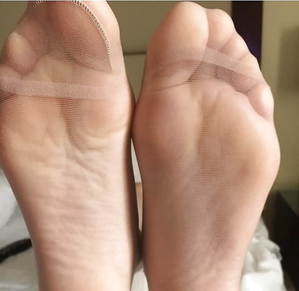 FEET IN NYLON (2) #89918099