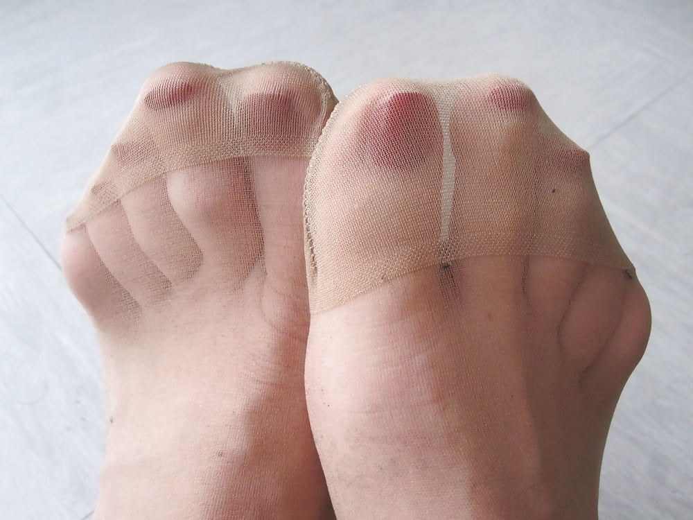 FEET IN NYLON (2) #89918123