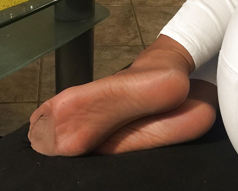 FEET IN NYLON (2) #89918135