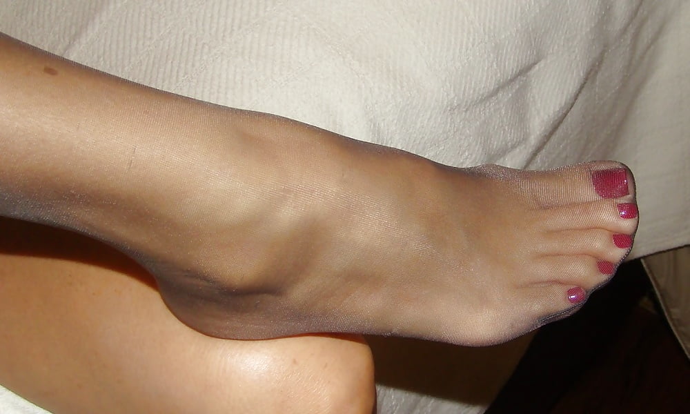 FEET IN NYLON (2) #89918146