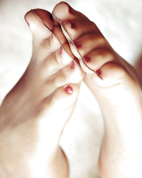 FEET IN NYLON (2) #89918154