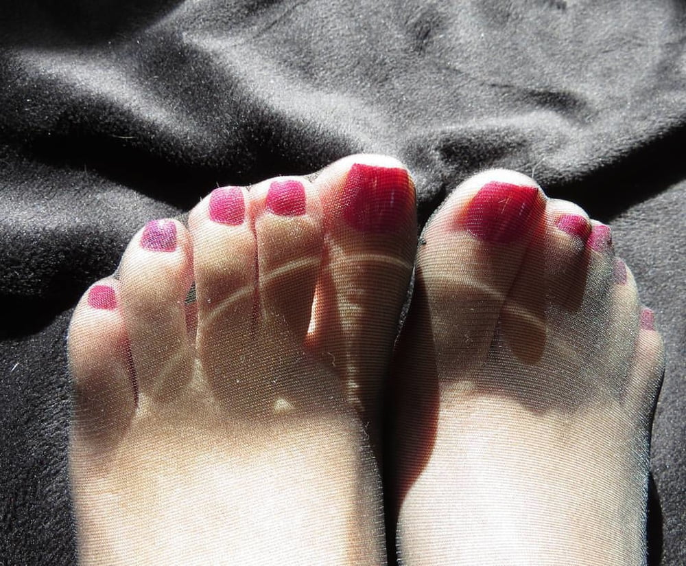 FEET IN NYLON (2) #89918173