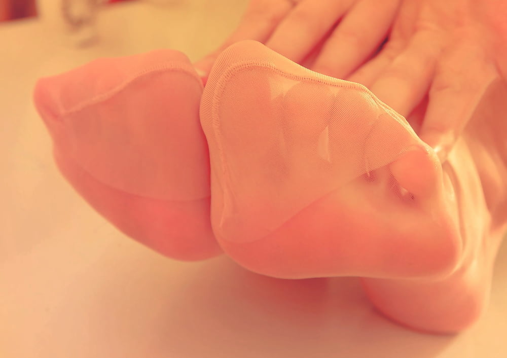 FEET IN NYLON (2) #89918223