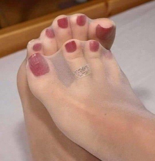 FEET IN NYLON (2) #89918281