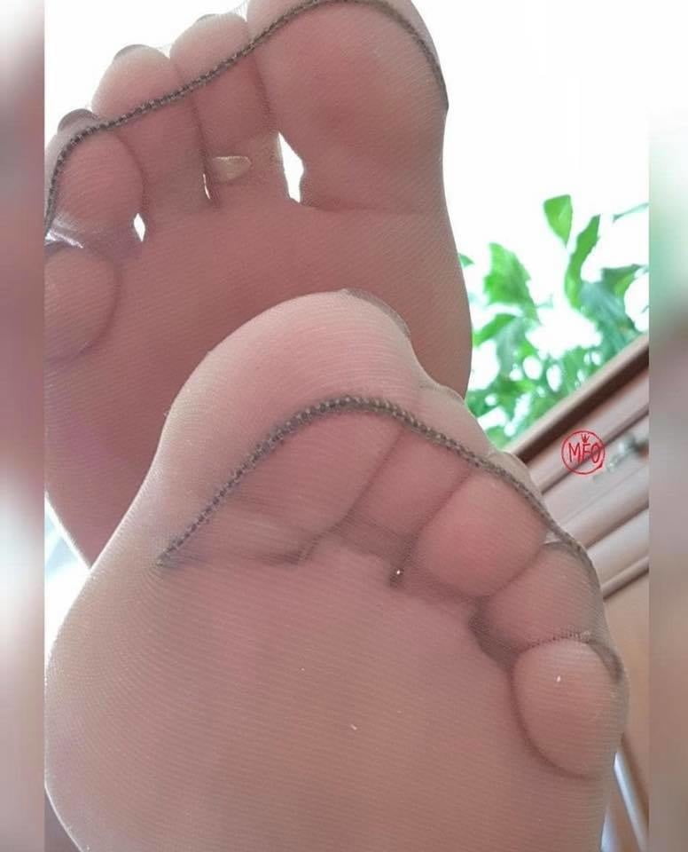 FEET IN NYLON (2) #89918297