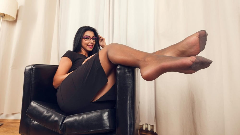 FEET IN NYLON (2) #89918633