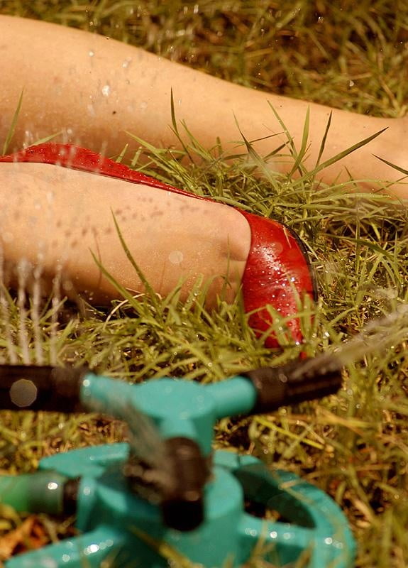 Wasserspiele im Park in Strumpfhosen
 #97812147