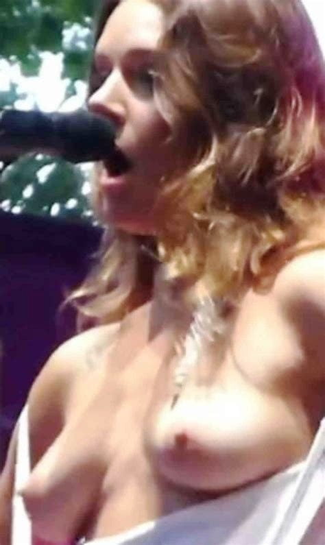 Tove lo topless cantante
 #81054280