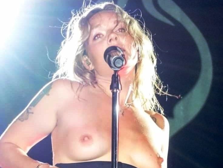 Tove lo topless cantante
 #81054295