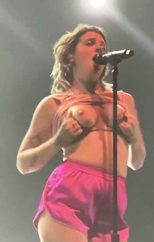 Tove lo topless cantante
 #81054309