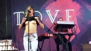 Tove lo topless cantante
 #81054320