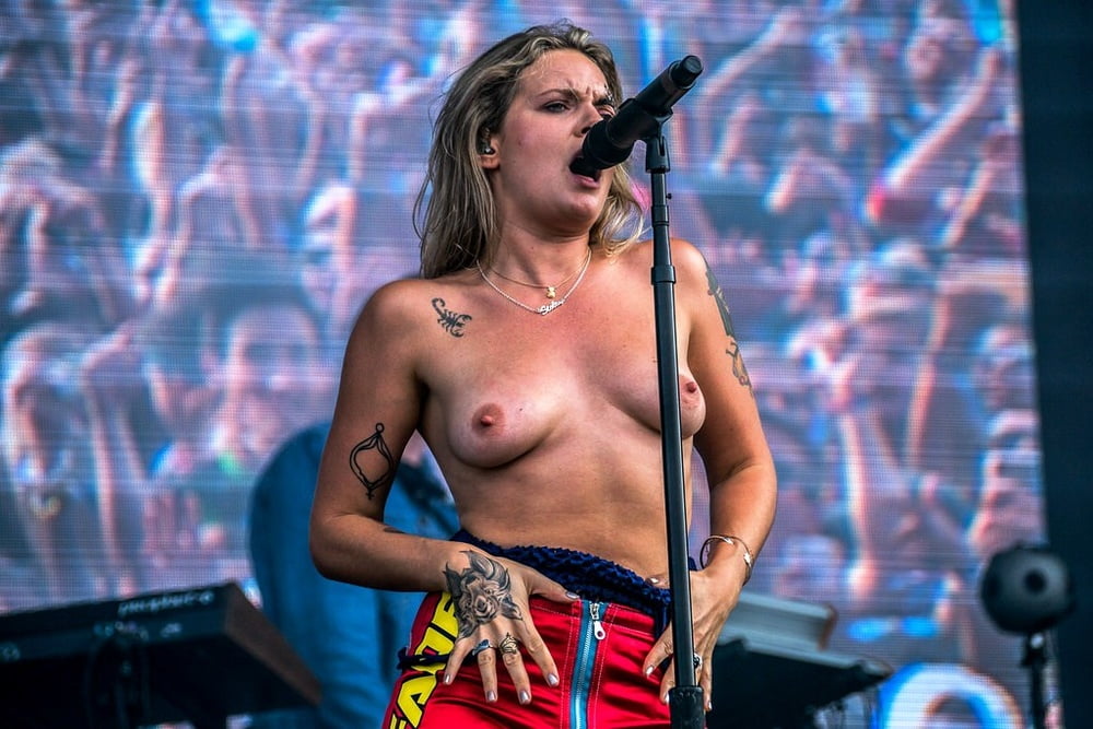 Tove lo topless Sängerin
 #81054329