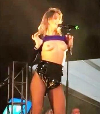 Tove lo topless cantante
 #81054344