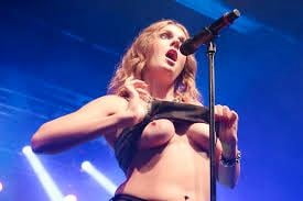 Tove lo topless cantante
 #81054357