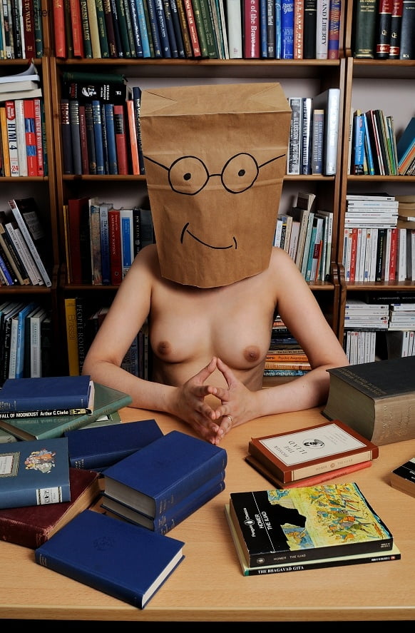 Baghead sobre la casa
 #100138634